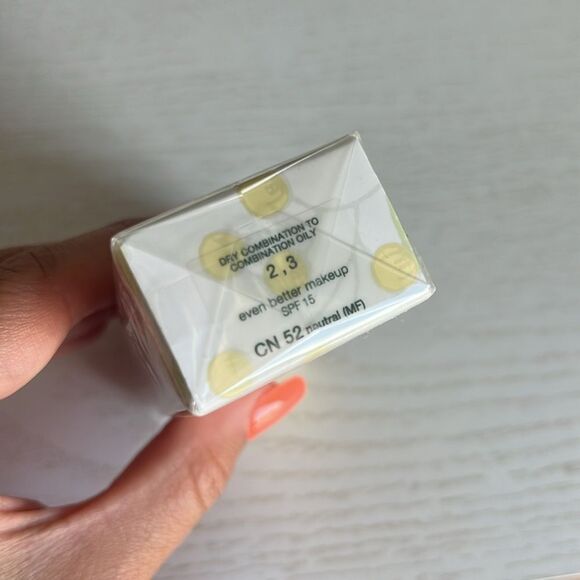 Clinique • Even Better™ Makeup Broad Spectrum SPF 15 Shade 52 Neutral - Picture 6 of 10